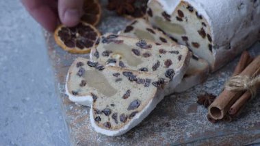 Stollen, kış tatili için bir Alman Noel pastası. Gıda geçmişi olarak çalınmış.