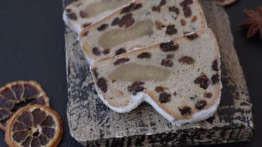 Stollen, kış tatili için bir Alman Noel pastası. Gıda geçmişi olarak çalınmış.