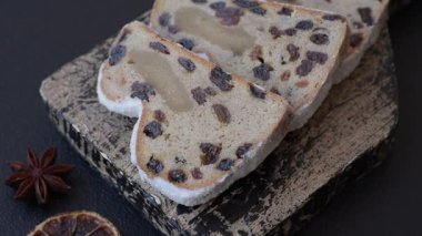 Stollen, kış tatili için bir Alman Noel pastası. Gıda geçmişi olarak çalınmış.