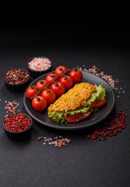 Meksika mısırlı tortilla taco, ton balığı, tavuk ya da sığır eti. Tasarımınız için yemek arkaplanı olarak mısır tacoları