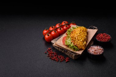 Meksika mısırlı tortilla taco, ton balığı, tavuk ya da sığır eti. Tasarımınız için yemek arkaplanı olarak mısır tacoları