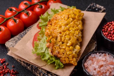 Meksika mısırlı tortilla taco, ton balığı, tavuk ya da sığır eti. Tasarımınız için yemek arkaplanı olarak mısır tacoları