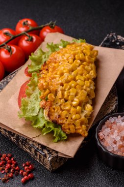 Meksika mısırlı tortilla taco, ton balığı, tavuk ya da sığır eti. Tasarımınız için yemek arkaplanı olarak mısır tacoları