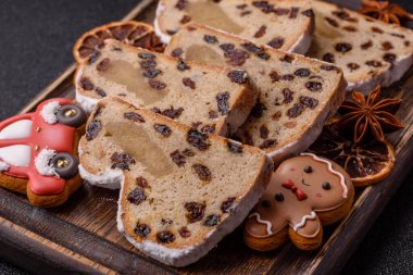 Alman Noel pastası ve meyveli ve badem ezmeli tatlı olan Stollen, kış tatili masası için mükemmeldir. Tasarımınız için gıda arka planı olarak çalındı