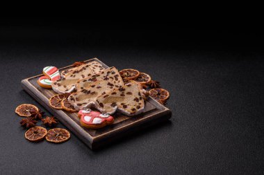 Alman Noel pastası ve meyveli ve badem ezmeli tatlı olan Stollen, kış tatili masası için mükemmeldir. Tasarımınız için gıda arka planı olarak çalındı