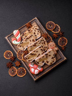 Alman Noel pastası ve meyveli ve badem ezmeli tatlı olan Stollen, kış tatili masası için mükemmeldir. Tasarımınız için gıda arka planı olarak çalındı