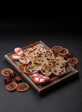 Alman Noel pastası ve meyveli ve badem ezmeli tatlı olan Stollen, kış tatili masası için mükemmeldir. Tasarımınız için gıda arka planı olarak çalındı