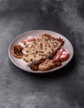 Alman Noel pastası ve meyveli ve badem ezmeli tatlı olan Stollen, kış tatili masası için mükemmeldir. Tasarımınız için gıda arka planı olarak çalındı