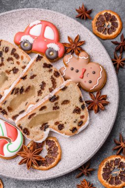 Alman Noel pastası ve meyveli ve badem ezmeli tatlı olan Stollen, kış tatili masası için mükemmeldir. Tasarımınız için gıda arka planı olarak çalındı