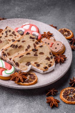 Alman Noel pastası ve meyveli ve badem ezmeli tatlı olan Stollen, kış tatili masası için mükemmeldir. Tasarımınız için gıda arka planı olarak çalındı