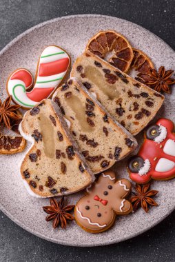 Alman Noel pastası ve meyveli ve badem ezmeli tatlı olan Stollen, kış tatili masası için mükemmeldir. Tasarımınız için gıda arka planı olarak çalındı