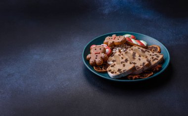 Alman Noel pastası ve meyveli ve badem ezmeli tatlı olan Stollen, kış tatili masası için mükemmeldir. Tasarımınız için gıda arka planı olarak çalındı