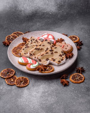 Alman Noel pastası ve meyveli ve badem ezmeli tatlı olan Stollen, kış tatili masası için mükemmeldir. Tasarımınız için gıda arka planı olarak çalındı