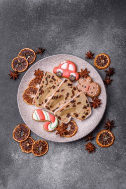 Alman Noel pastası ve meyveli ve badem ezmeli tatlı olan Stollen, kış tatili masası için mükemmeldir. Tasarımınız için gıda arka planı olarak çalındı