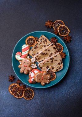 Alman Noel pastası ve meyveli ve badem ezmeli tatlı olan Stollen, kış tatili masası için mükemmeldir. Tasarımınız için gıda arka planı olarak çalındı