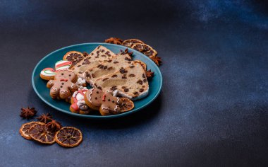 Alman Noel pastası ve meyveli ve badem ezmeli tatlı olan Stollen, kış tatili masası için mükemmeldir. Tasarımınız için gıda arka planı olarak çalındı