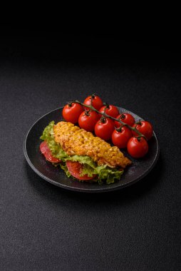 Meksika mısırlı tortilla taco, ton balığı, tavuk ya da sığır eti. Tasarımınız için yemek arkaplanı olarak mısır tacoları