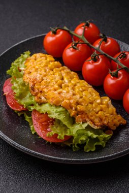 Meksika mısırlı tortilla taco, ton balığı, tavuk ya da sığır eti. Tasarımınız için yemek arkaplanı olarak mısır tacoları