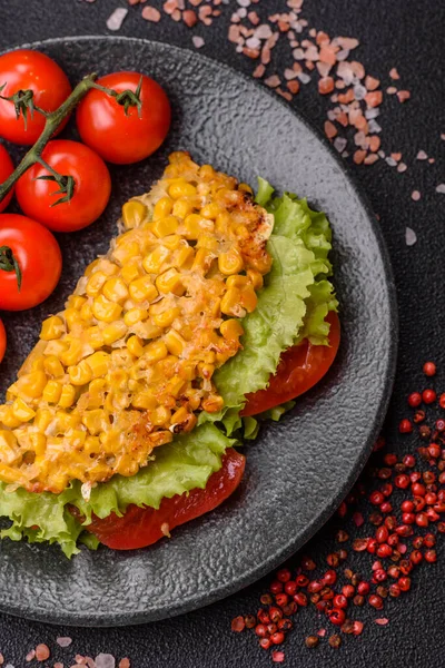 Meksika mısırlı tortilla taco, ton balığı, tavuk ya da sığır eti. Tasarımınız için yemek arkaplanı olarak mısır tacoları