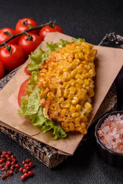 Meksika mısırlı tortilla taco, ton balığı, tavuk ya da sığır eti. Tasarımınız için yemek arkaplanı olarak mısır tacoları