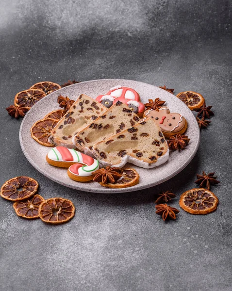Alman Noel pastası ve meyveli ve badem ezmeli tatlı olan Stollen, kış tatili masası için mükemmeldir. Tasarımınız için gıda arka planı olarak çalındı