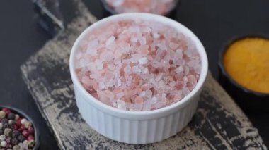 Yemek olarak tuz pembesi Himalaya kristalleri, banyo ya da aromaterapi için. Pembe tuz