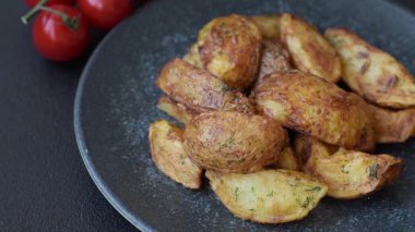 Baharatlı, sarımsaklı ve biberiyeli patates dilimleri. Patates dilimleri.