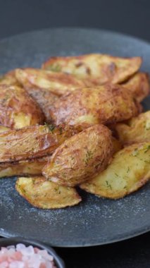 Baharatlı, sarımsaklı ve biberiyeli patates dilimleri. Patates dilimleri.