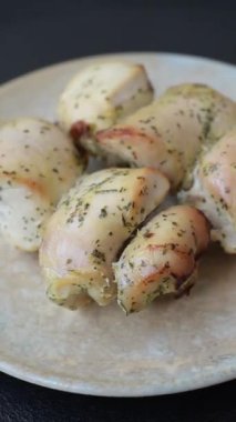 Şişte tuzlu ve baharatlı kızarmış tavuk şiş parçaları. Tavuk şiş.