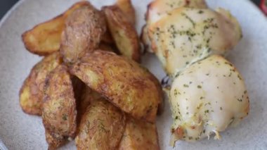 Şişte tuzlu ve baharatlı kızarmış tavuk şiş parçaları. Tavuk şiş.