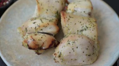 Şişte tuzlu ve baharatlı kızarmış tavuk şiş parçaları. Tavuk şiş.