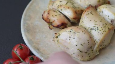 Şişte tuzlu ve baharatlı kızarmış tavuk şiş parçaları. Tavuk şiş.