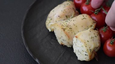 Şişte tuzlu ve baharatlı kızarmış tavuk şiş parçaları. Tavuk şiş.