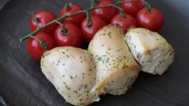 Şişte tuzlu ve baharatlı kızarmış tavuk şiş parçaları. Tavuk şiş.