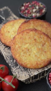 Esrar, kızarmış patates ve kahvaltıda baharatlı soğan gözlemesi. Kızarmış patates kızartması.