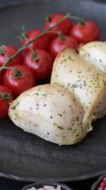 Şişte tuzlu ve baharatlı kızarmış tavuk şiş parçaları. Tavuk şiş.