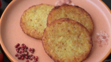 Esrar, kızarmış patates ve kahvaltıda baharatlı soğan gözlemesi. Kızarmış patates kızartması.