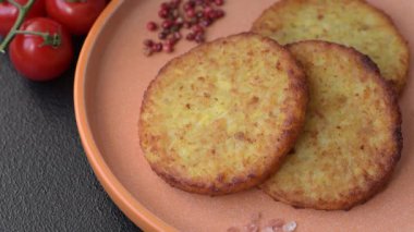 Esrar, kızarmış patates ve kahvaltıda baharatlı soğan gözlemesi. Kızarmış patates kızartması.