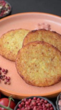 Esrar, kızarmış patates ve kahvaltıda baharatlı soğan gözlemesi. Kızarmış patates kızartması.