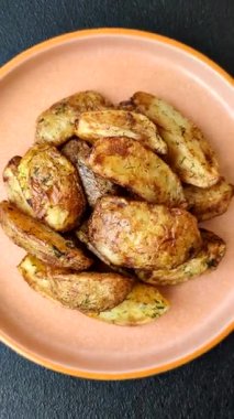 Baharatlı, sarımsaklı ve biberiyeli patates dilimleri. Patates dilimleri.