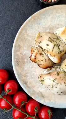 Şişte tuzlu ve baharatlı kızarmış tavuk şiş parçaları. Tavuk şiş.