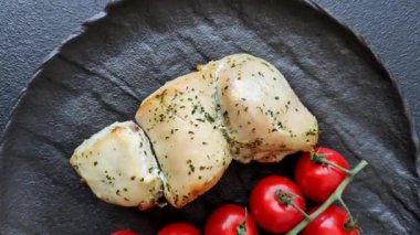 Şişte tuzlu ve baharatlı kızarmış tavuk şiş parçaları. Tavuk şiş.