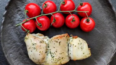 Şişte tuzlu ve baharatlı kızarmış tavuk şiş parçaları. Tavuk şiş.