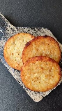 Esrar, kızarmış patates ve kahvaltıda baharatlı soğan gözlemesi. Kızarmış patates kızartması.