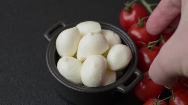 Mozzarella peynirli toplar, Akdeniz yemekleri için taze beyaz dilimler. Mozzarella peyniri