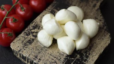 Mozzarella peynirli toplar, Akdeniz yemekleri için taze beyaz dilimler. Mozzarella peyniri