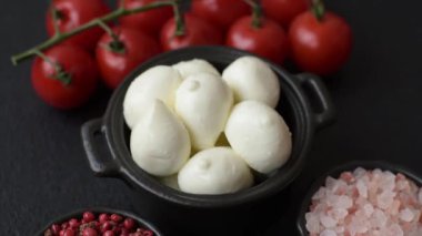 Mozzarella peynirli toplar, Akdeniz yemekleri için taze beyaz dilimler. Mozzarella peyniri