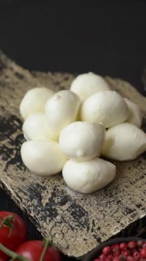 Mozzarella peynirli toplar, Akdeniz yemekleri için taze beyaz dilimler. Mozzarella peyniri