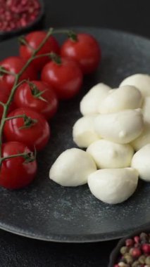 Mozzarella peynirli toplar, Akdeniz yemekleri için taze beyaz dilimler. Mozzarella peyniri