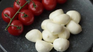 Mozzarella peynirli toplar, Akdeniz yemekleri için taze beyaz dilimler. Mozzarella peyniri